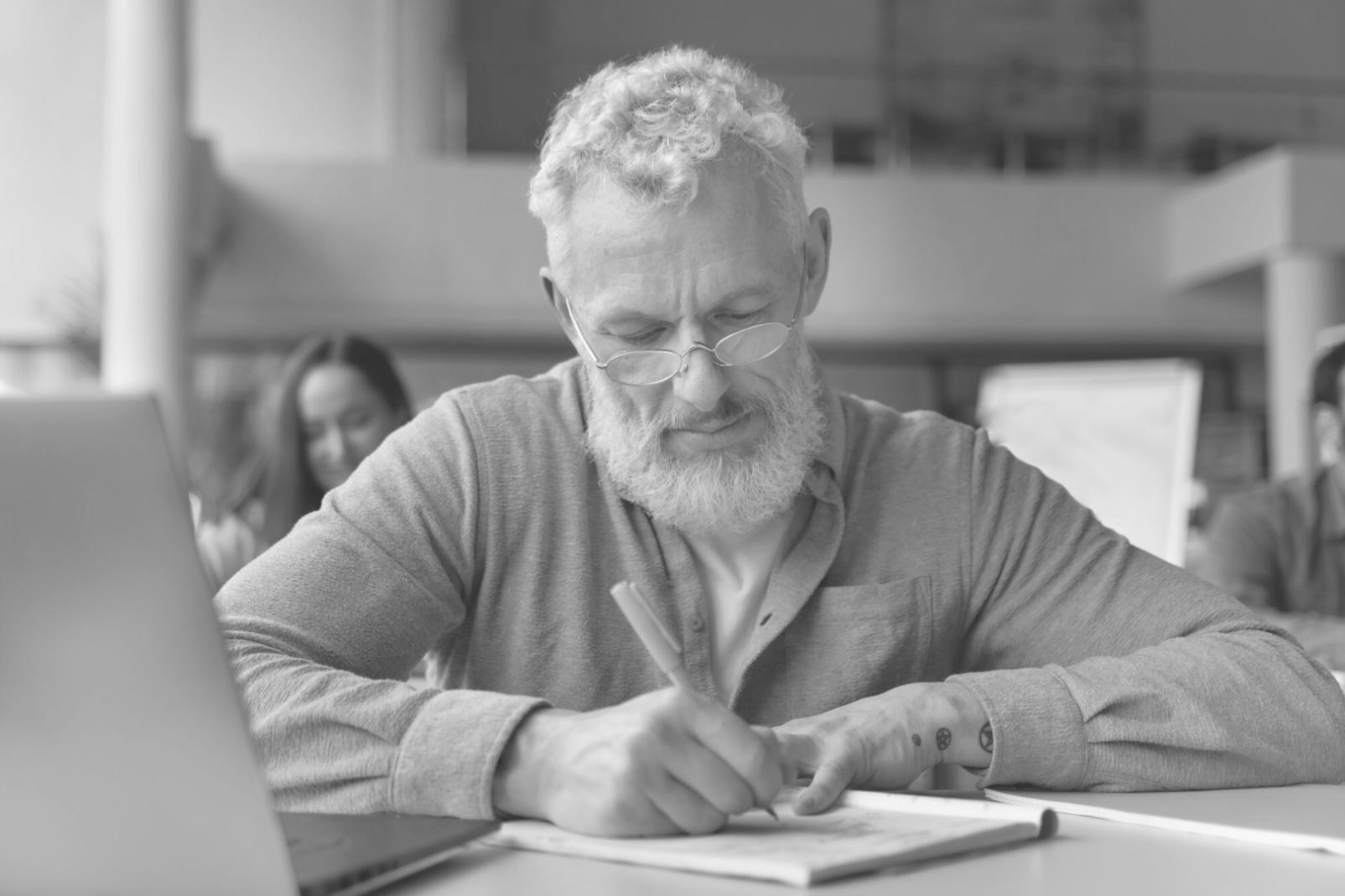 Bureau de consultation avec vue sur documentation financière